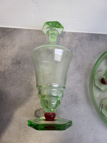 PLATEAU + CARAFE + 7 VERRES VERT ET ROUGE EN VERRE