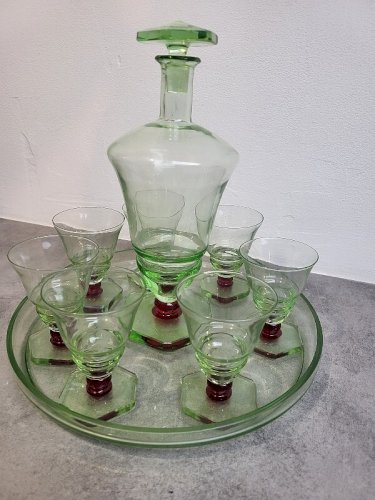 PLATEAU + CARAFE + 7 VERRES VERT ET ROUGE EN VERRE