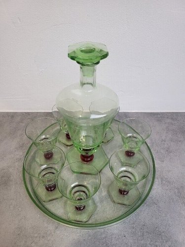 PLATEAU + CARAFE + 7 VERRES VERT ET ROUGE EN VERRE