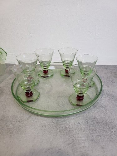 PLATEAU + CARAFE + 7 VERRES VERT ET ROUGE EN VERRE