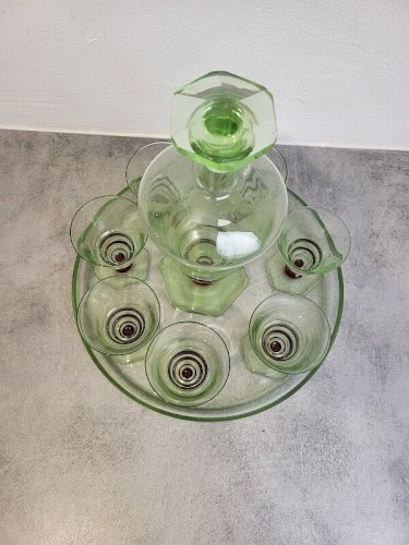 PLATEAU + CARAFE + 7 VERRES VERT ET ROUGE EN VERRE