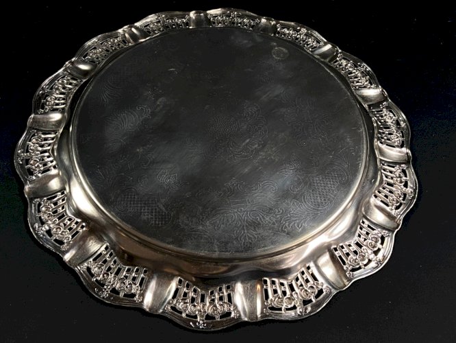 Plateau circulaire à contour ajouré de style Régence en métal argenté