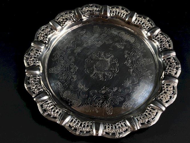 Plateau circulaire à contour ajouré de style Régence en métal argenté