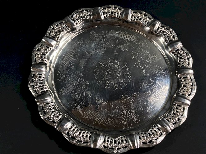 Plateau circulaire à contour ajouré de style Régence en métal argenté