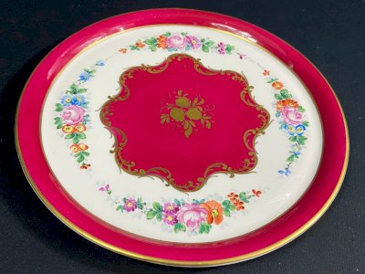 Plateau circulaire en porcelaine à décor floral polychrome Louis XVI romantique