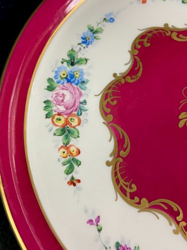 Plateau circulaire en porcelaine à décor floral polychrome Louis XVI romantique