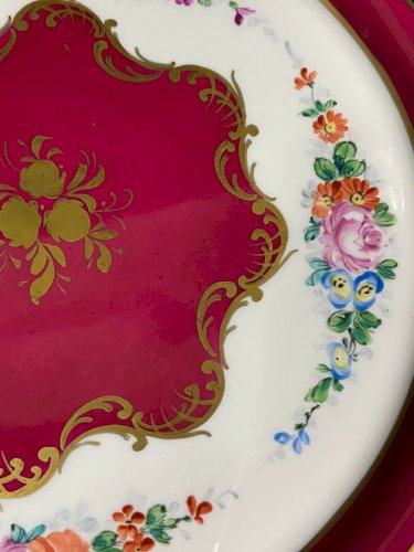 Plateau circulaire en porcelaine à décor floral polychrome Louis XVI romantique
