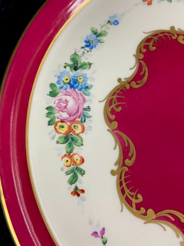 Plateau circulaire en porcelaine à décor floral polychrome Louis XVI romantique