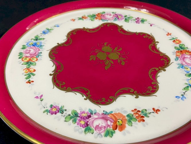 Plateau circulaire en porcelaine à décor floral polychrome Louis XVI romantique