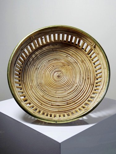 Plateau, corbeille rond en bambou clair cerclage laiton vintage Italie années 70