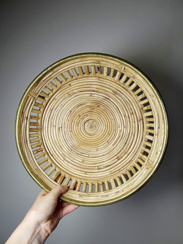 Plateau, corbeille rond en bambou clair cerclage laiton vintage Italie années 70
