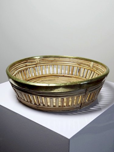 Plateau, corbeille rond en bambou clair cerclage laiton vintage Italie années 70