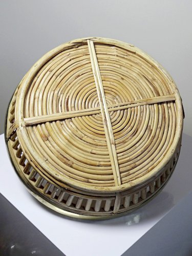 Plateau, corbeille rond en bambou clair cerclage laiton vintage Italie années 70