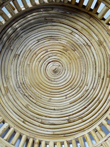 Plateau, corbeille rond en bambou clair cerclage laiton vintage Italie années 70