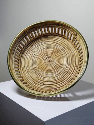 Plateau, corbeille rond en bambou clair cerclage laiton vintage Italie années 70