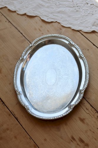 Plateau de service ovale vintage en métal argenté – Décor rocaille gravé