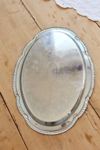 Plateau de service ovale vintage en métal argenté – Décor rocaille gravé