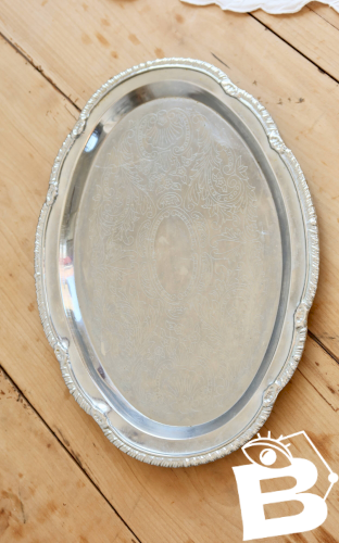 Plateau de service ovale vintage en métal argenté – Décor rocaille gravé