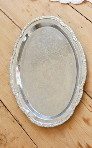 Plateau de service ovale vintage en métal argenté – Décor rocaille gravé
