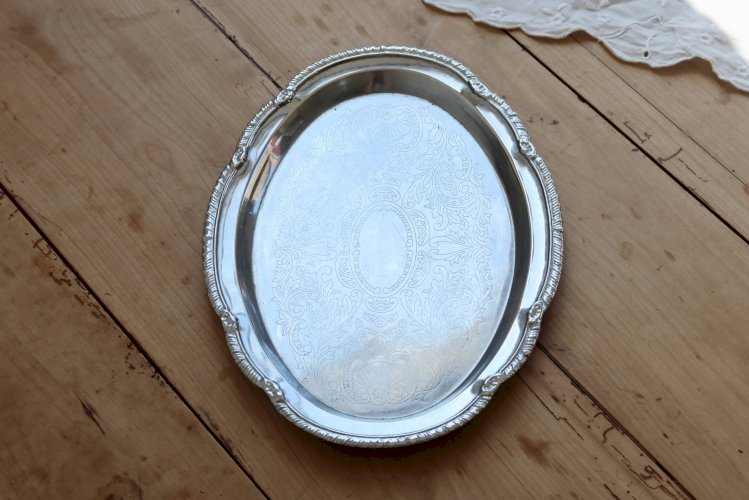 Plateau de service ovale vintage en métal argenté – Décor rocaille gravé