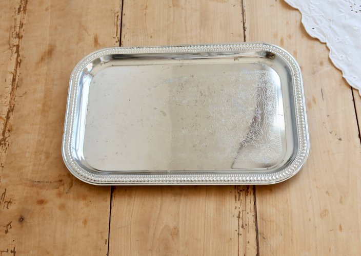 Plateau de service rectangulaire métal argenté gravé - Bordure perlée
