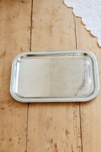 Plateau de service rectangulaire métal argenté gravé - Bordure perlée