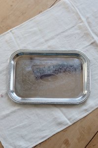 Plateau de service vintage en métal argenté – Décor gravé