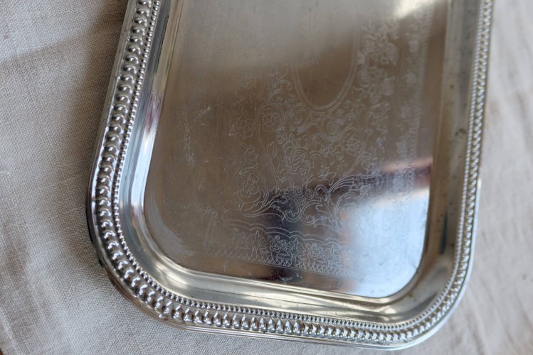 Plateau de service vintage en métal argenté – Décor gravé