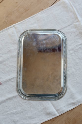 Plateau de service vintage en métal argenté – Décor gravé