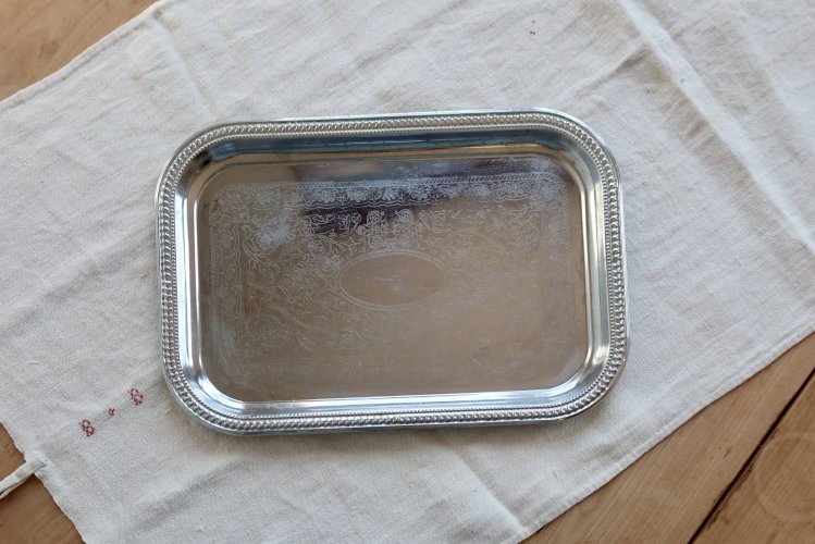 Plateau de service vintage en métal argenté – Décor gravé