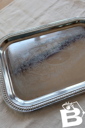 Plateau de service vintage en métal argenté – Décor gravé