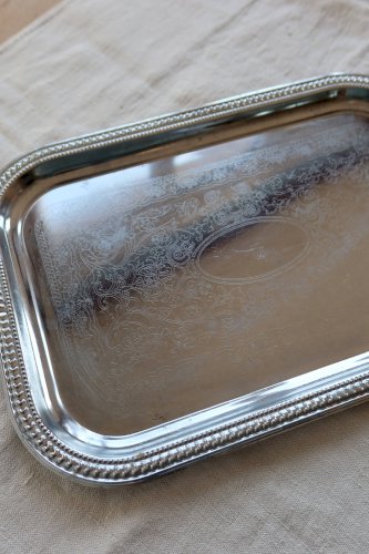 Plateau de service vintage en métal argenté – Décor gravé