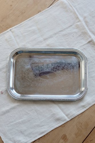 Plateau de service vintage en métal argenté – Décor gravé