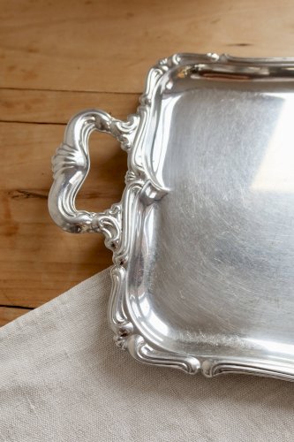 Plateau de service vintage en métal argenté – Poignées rocaille