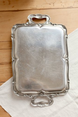 Plateau de service vintage en métal argenté – Poignées rocaille