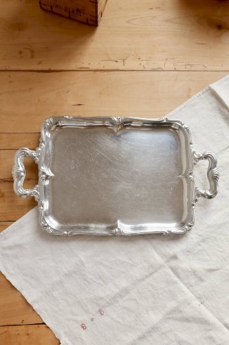 Plateau de service vintage en métal argenté – Poignées rocaille