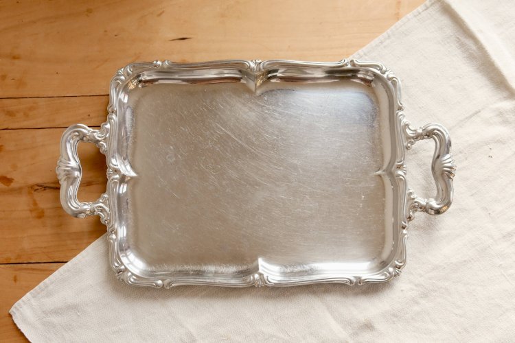 Plateau de service vintage en métal argenté – Poignées rocaille