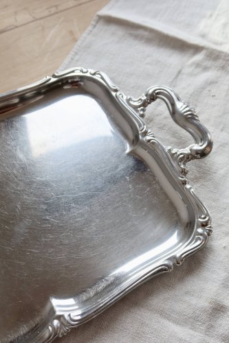 Plateau de service vintage en métal argenté – Poignées rocaille