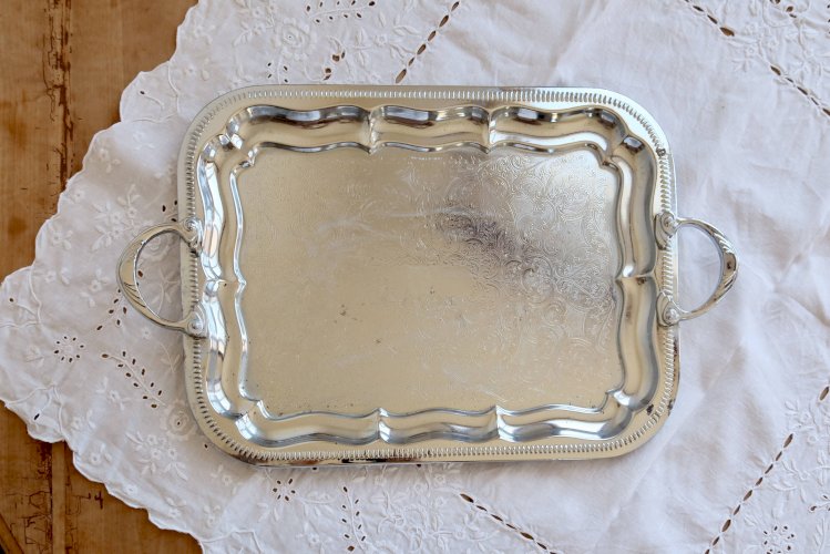 Plateau de service vintage en métal argenté – Poignées