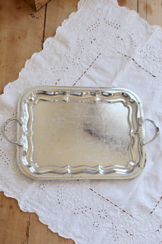 Plateau de service vintage en métal argenté – Poignées