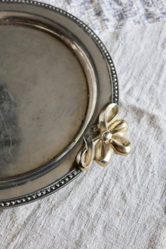 Plateau de service vintage rond métal argenté poignées nœuds dorés