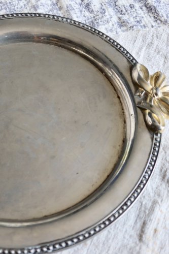 Plateau de service vintage rond métal argenté poignées nœuds dorés