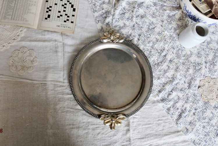 Plateau de service vintage rond métal argenté poignées nœuds dorés