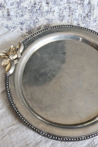 Plateau de service vintage rond métal argenté poignées nœuds dorés