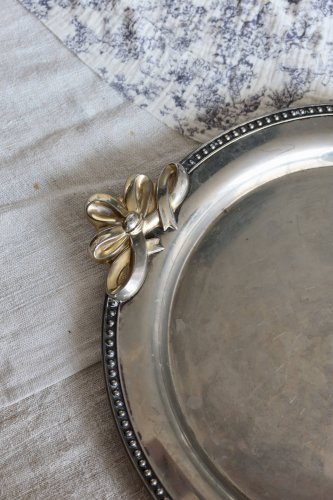 Plateau de service vintage rond métal argenté poignées nœuds dorés