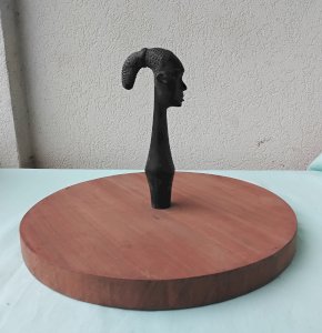 Plateau en bois tête africaine