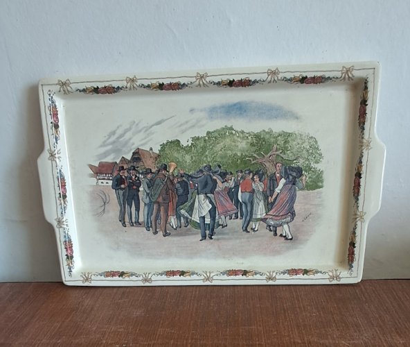 Plateau en faïence modèle Obernai par Henri Loux pour U&C Sarreguemines.  Vers 1920