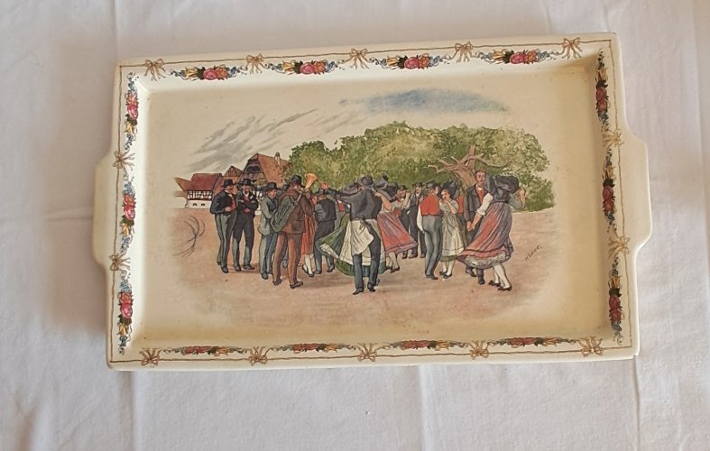 Plateau en faïence modèle Obernai par Henri Loux pour U&C Sarreguemines.  Vers 1920
