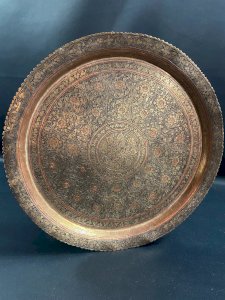 Plateau en laiton à décor floral rayonnant finement ciselé Syrie Damas début XXe