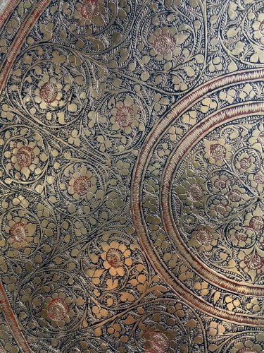 Plateau en laiton à décor floral rayonnant finement ciselé Syrie Damas début XXe